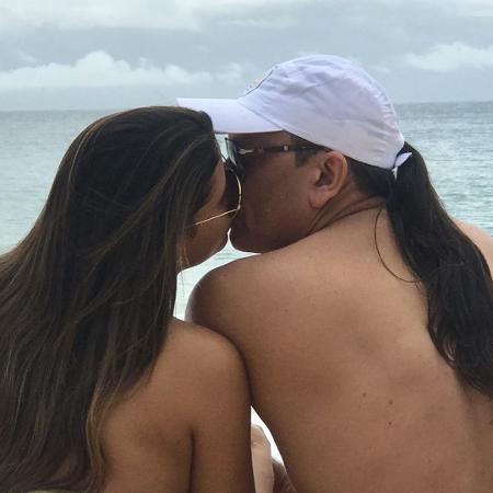 Caroline e Frank se beijam em Noronha - Reprodução/Instagram - Reprodução/Instagram