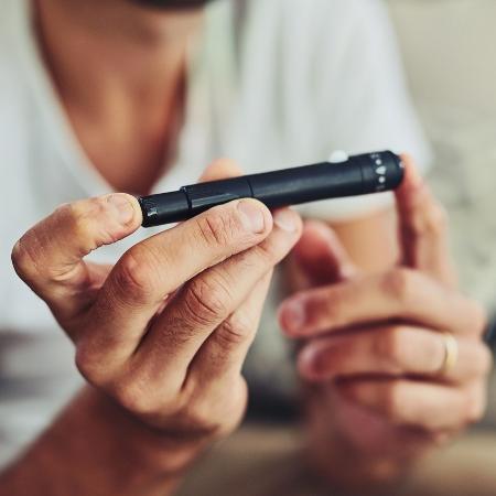 Pessoas com diabetes que usam aparelho que fura o dedo para medir a glicemia checam menos o nível de açúcar no sangue, aponta estudo - Istock