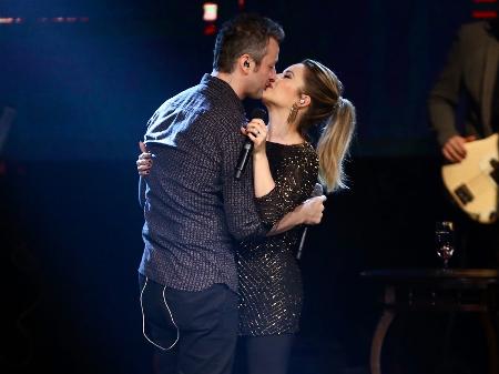 Sandy e Lucas Lima se beijam em show - Manuela Scarpa/Brazil News