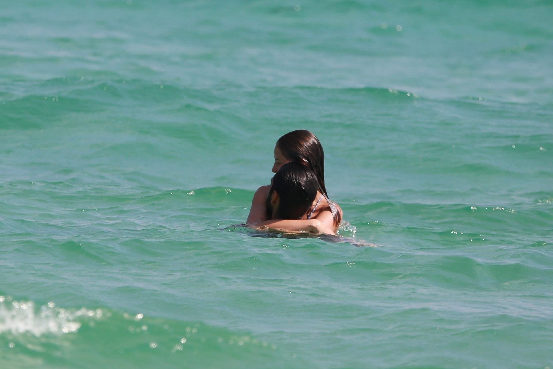 Agatha Moreira e Rodrigo Simas estão de férias desde o final da novela "Orgulho e Paixão", em setembro. Eles não resistiram ao calor de verão carioca e foram curtir o dia na praia - Dilson Silva/AgNews