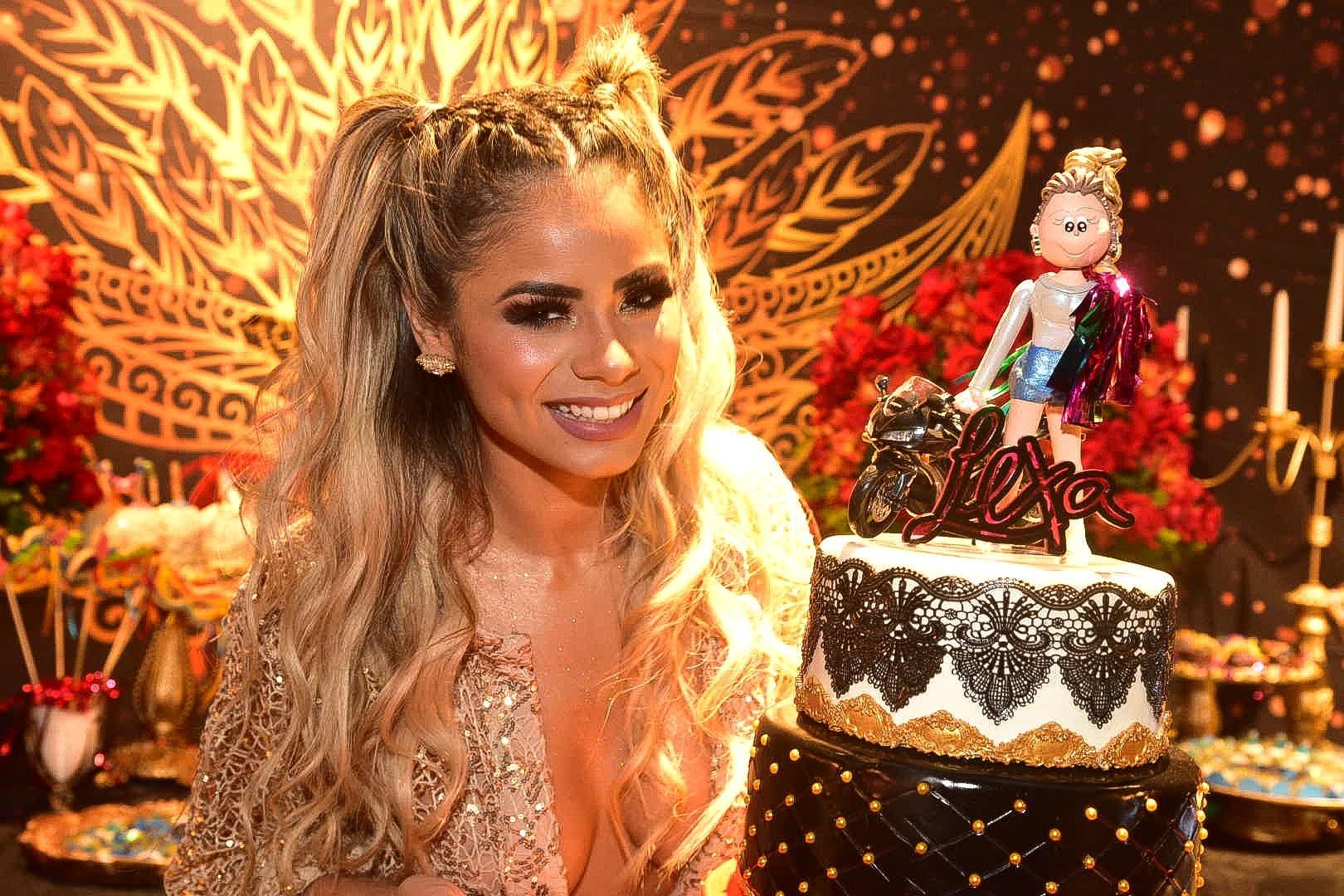 Lexa comemora aniversário com superdecote em São Paulo - Leo Franco/AgNews