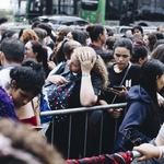 Com mais de 5 mil pessoas na fila, fãs enfrentam chuva para comprar ingressos para o show do BTS no Allianz Parque, em São Paulo - Carine Wallauer/UOL