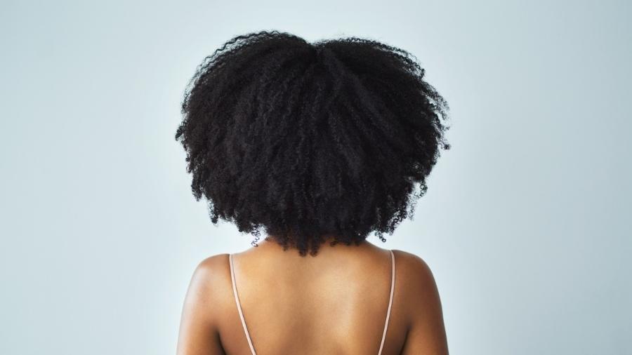 Mulher negra virada de costas - Getty Images