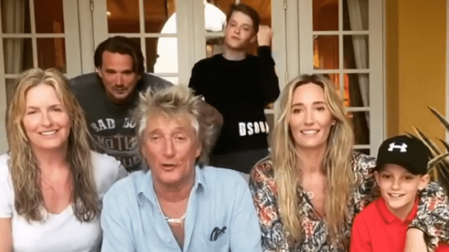 Rod Stewart ao lado da esposa, Penny Lancaster, e seus filhos mais novos - Reprodução/Instagram