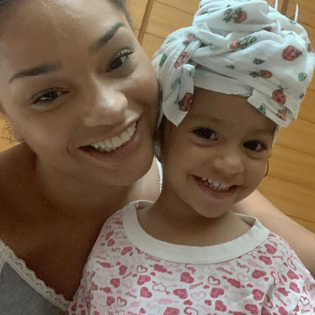 Juliana Alves e a filha Yolanda, de 2 anos; atriz diz que a filha tem bonecas de todas as cores - Reprodução/Instagram