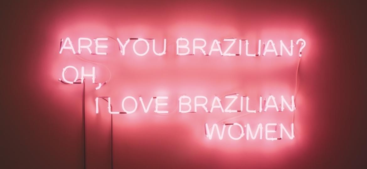 "Você é brasileira? Ah, eu amo as mulheres brasileiras", diz obra em inglês de Santarosa Barreto feita a partir do desconforto da artista com a visão estrangeira - Santarosa Barreto/Divulgação