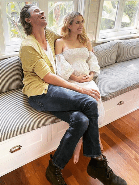 Emma Roberts exibe barriga da primeira gravidez ao lado do namorado, o ator Garrett Hedlund - Reprodução/Instagram/@emmaroberts