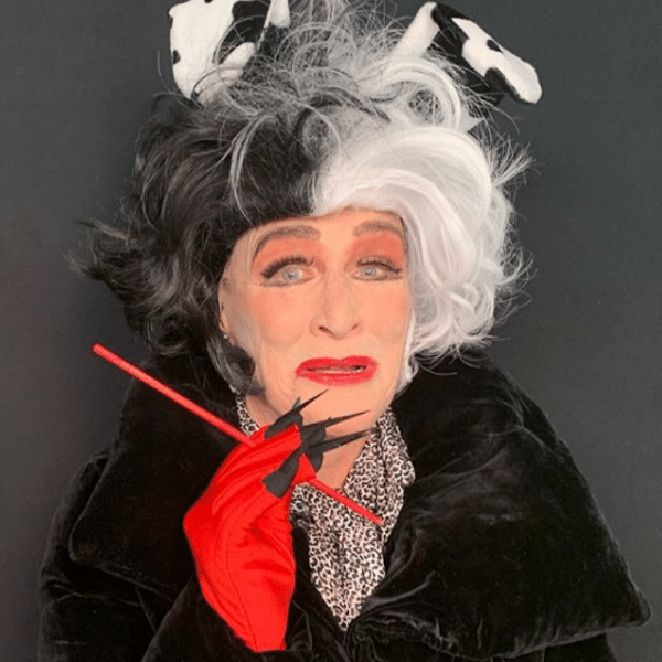 Glenn Close ensinou passo a passo de caracterização caseira da Cruella como parte de evento beneficente