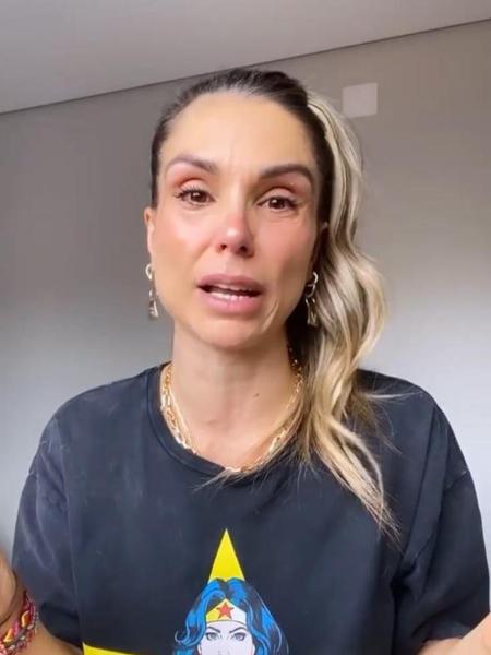 Flávia Viana chorou ao se desculpar após receber dinheiro do Governo Federal para defender o atendimento precoce - Reprodução/Instagram