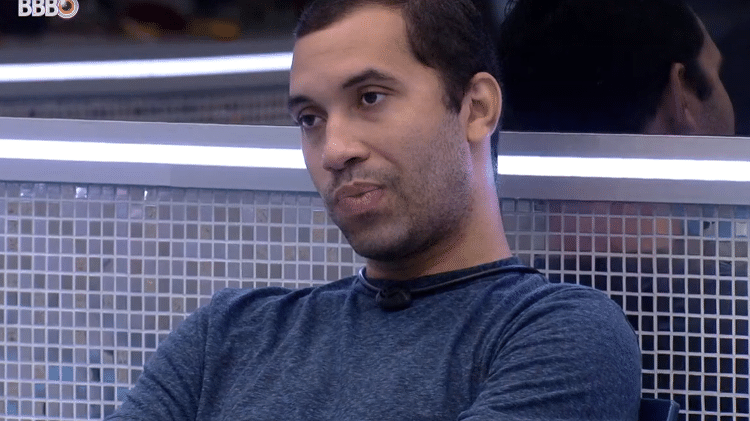 BBB 21: Gil conversa sobre o paredão com Arthur na cozinha - Reprodução/Globoplay - Reprodução/Globoplay
