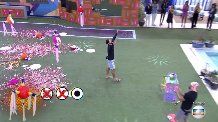 BBB 21: Arthur levou a melhor sobre Caio na prova bate e volta com pinhata - Reprodução/Globo - Reprodução/Globo