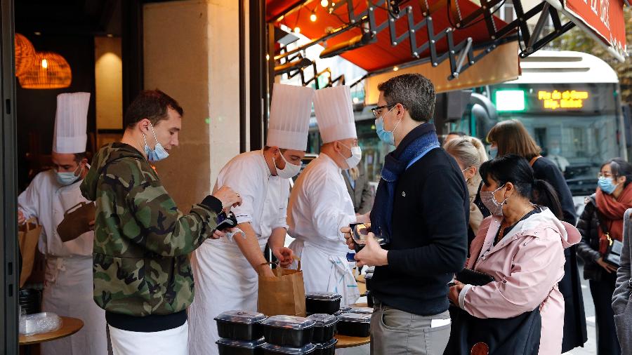 Restaurante em Paris, na França: Casas já exigem o passaporte da vacina e, portanto, não precisarão cobrar a proteção facial - Getty Images