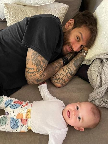 Lucas Lucco e o filho, Luca - Reprodução / Instagram