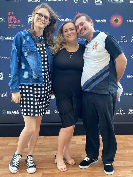 Lara com os pais, a jornalista Mara Beatriz Mendes Magalhães e o autônomo Jânio Torres, em Fortaleza (CE), onde moram - Arquivo pessoal