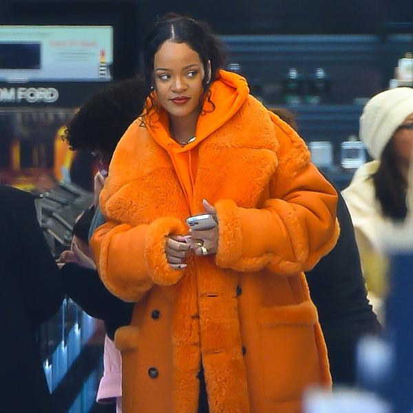 Há semanas, Rihanna aposta em casacões que não marcam a silhueta