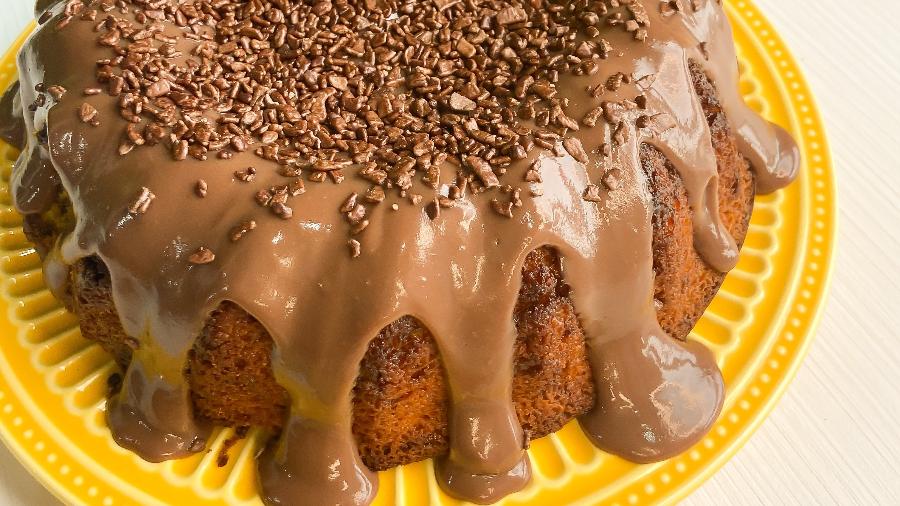 Bolo de cenoura com cobertura de brigadeiro, ganache ou chocolate