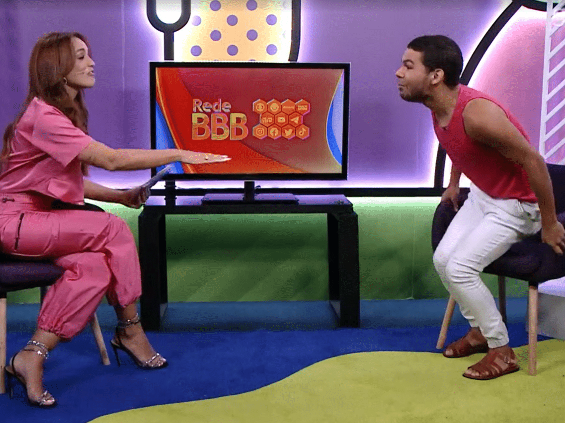 Vyni quase cai da cadeira ao saber que Anitta o segue nas redes sociais