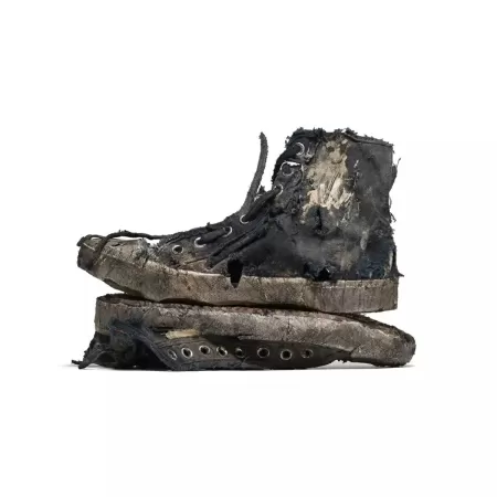 em-imagem-de-divulgacao-novos-sneakers-da-balenciaga-tiveram-a-aparencia-de-destruido-ainda-mais-em-evidencia-1652123496398_v2_450x450.jpg O que leva uma grife de luxo a vender tênis rasgado e sujo por R$ 10 mil?