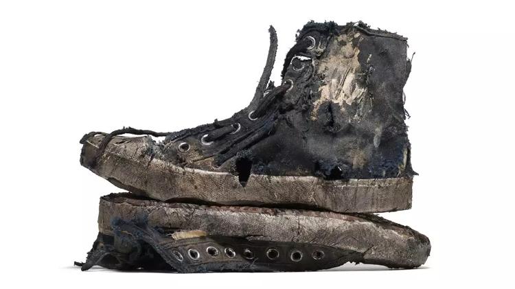 Em imagem de divulgação, novos sneakers da Balenciaga tiveram a aparência de "destruído" ainda mais em evidência