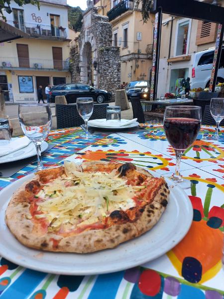 Resultado da aula de pizza em Taormina: receita árdua, mas deliciosa - Juliana Simon/UOL