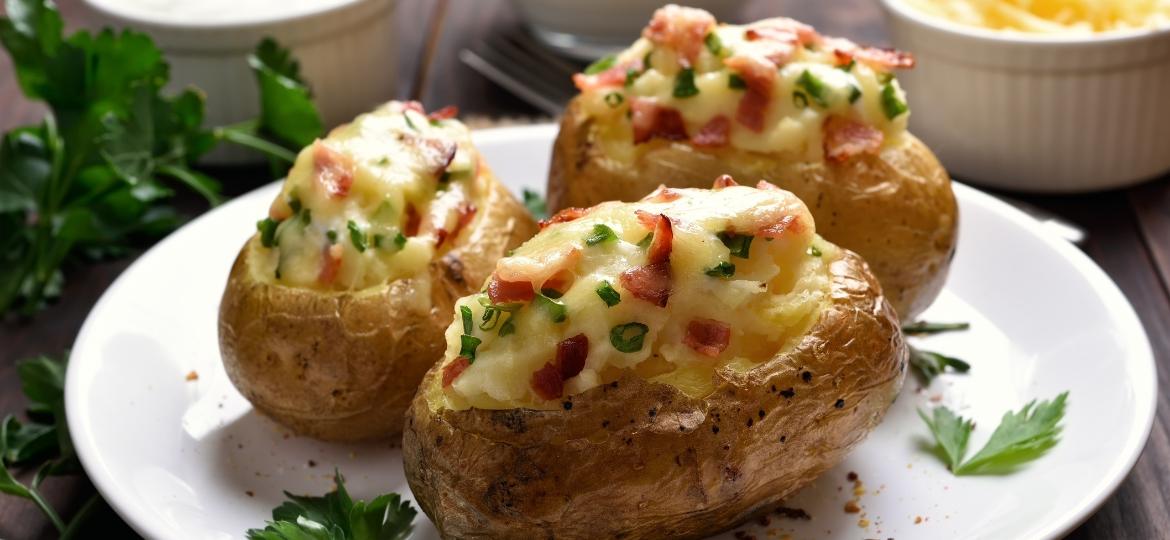 Batata recheada com queijo e bacon: tubérculo é versátil. Veja tipos e receitas  - Getty Images/iStockphoto