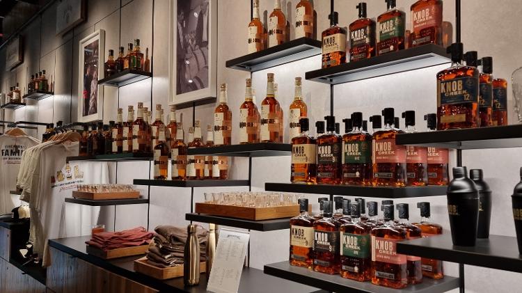 Nas lojas das detilarias, como na Jim Beam, é possível comprar a bebida a preços mais baixos