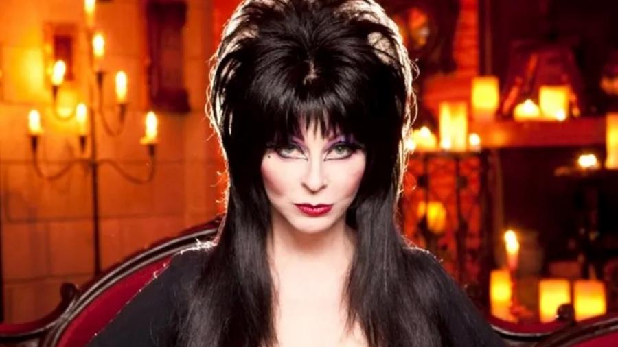 A atriz Cassandra Peterson como a personagem Elvira