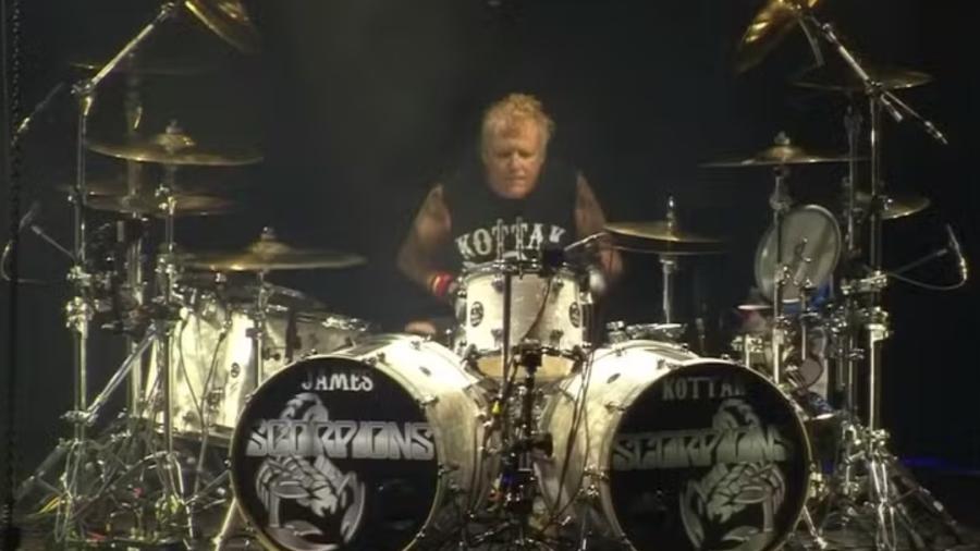 Morre James Kottak, ex-baterista do Scorpions