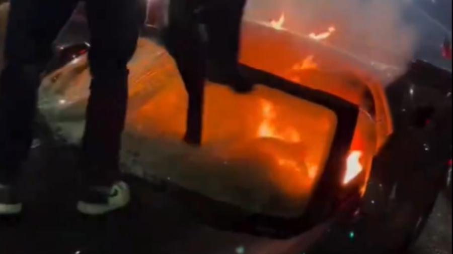Corvette é incendiado em evento ilegal em Los Angeles