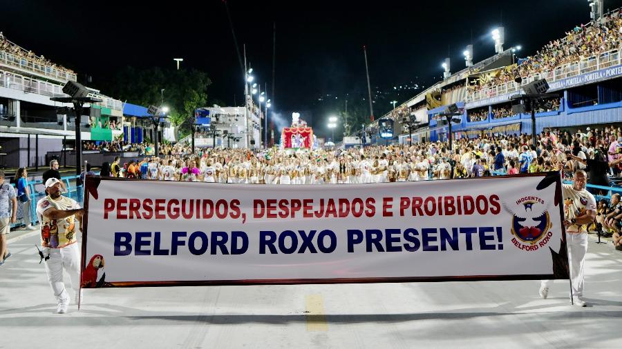 Escola de samba Inocentes de Belford Roxo fez protesto contra prefeito da cidade, Waguinho, na Sapucaí