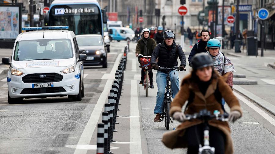 Ciclistas em ciclovia de Paris