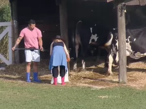 A Fazenda: Julia Simoura diz que largou carreira de atriz por causa do pai