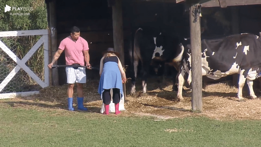 A Fazenda 2024: Gilson e Julia conversam durante trato dos animais