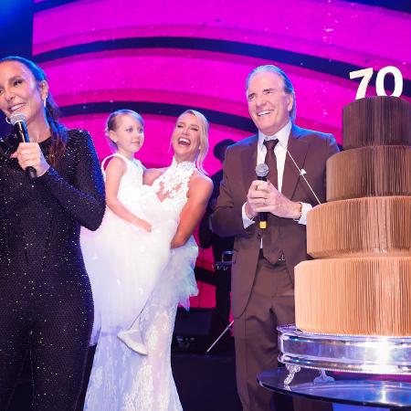 Festão com show de Ivete Sangalo marcou renovação de votos Roberto Justus e Ana Paula Siebert, além de 70 anos do apresentador Festão com show de Ivete Sangalo marcou renovação de votos Roberto Justus e Ana Paula Siebert, além de 70 anos do apresentador