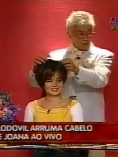 A Casa É Sua: Clodovil Hernandes brinca com cabelo de Joana Matushita A Casa É Sua: Clodovil Hernandes brinca com cabelo de Joana Matushita