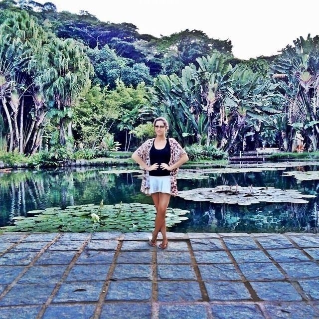 Jéssica posa estilosa durante passeio no Jardim Botânico do Rio de Janeiro