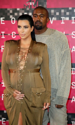 30.ago.2015 - Grávida de um menino, Kim Kardashian acompanha o marido, Kenye West ao Video Music Awards, que acontece no Microsoft Theater, em Los Angeles