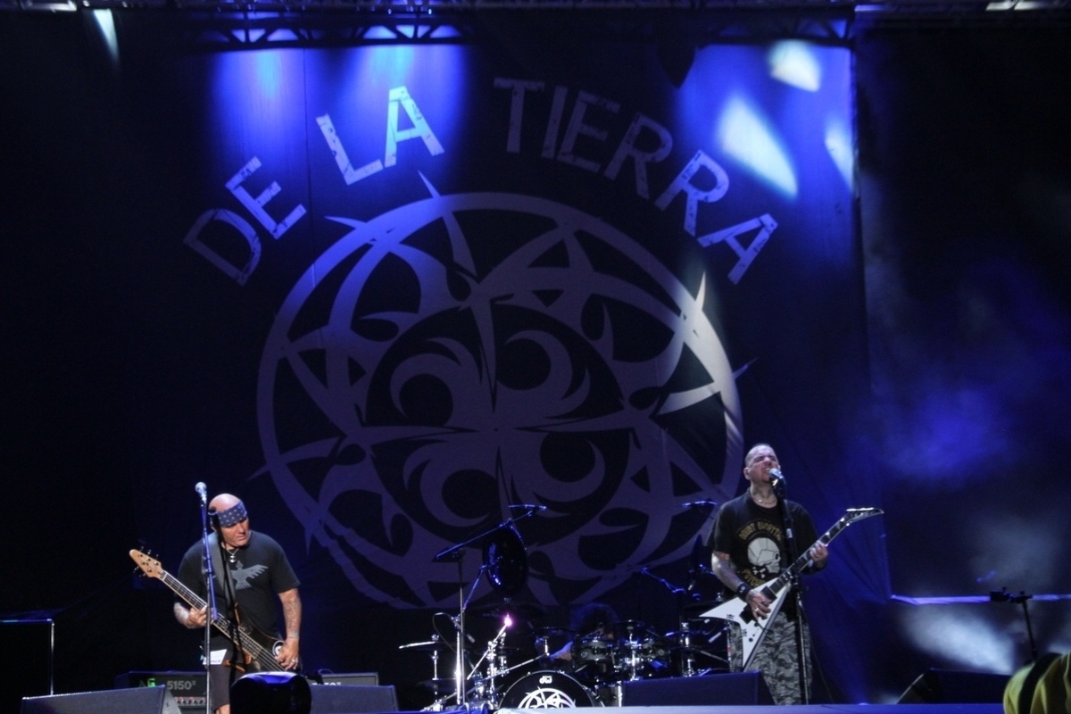 25.set.2015 - Com membros de diversas nacionalidades latinas, a banda De La Tierra abre o palco Mundo no quinto dia do Rock in Rio 2015. - Graça Paes/Photo Rio News