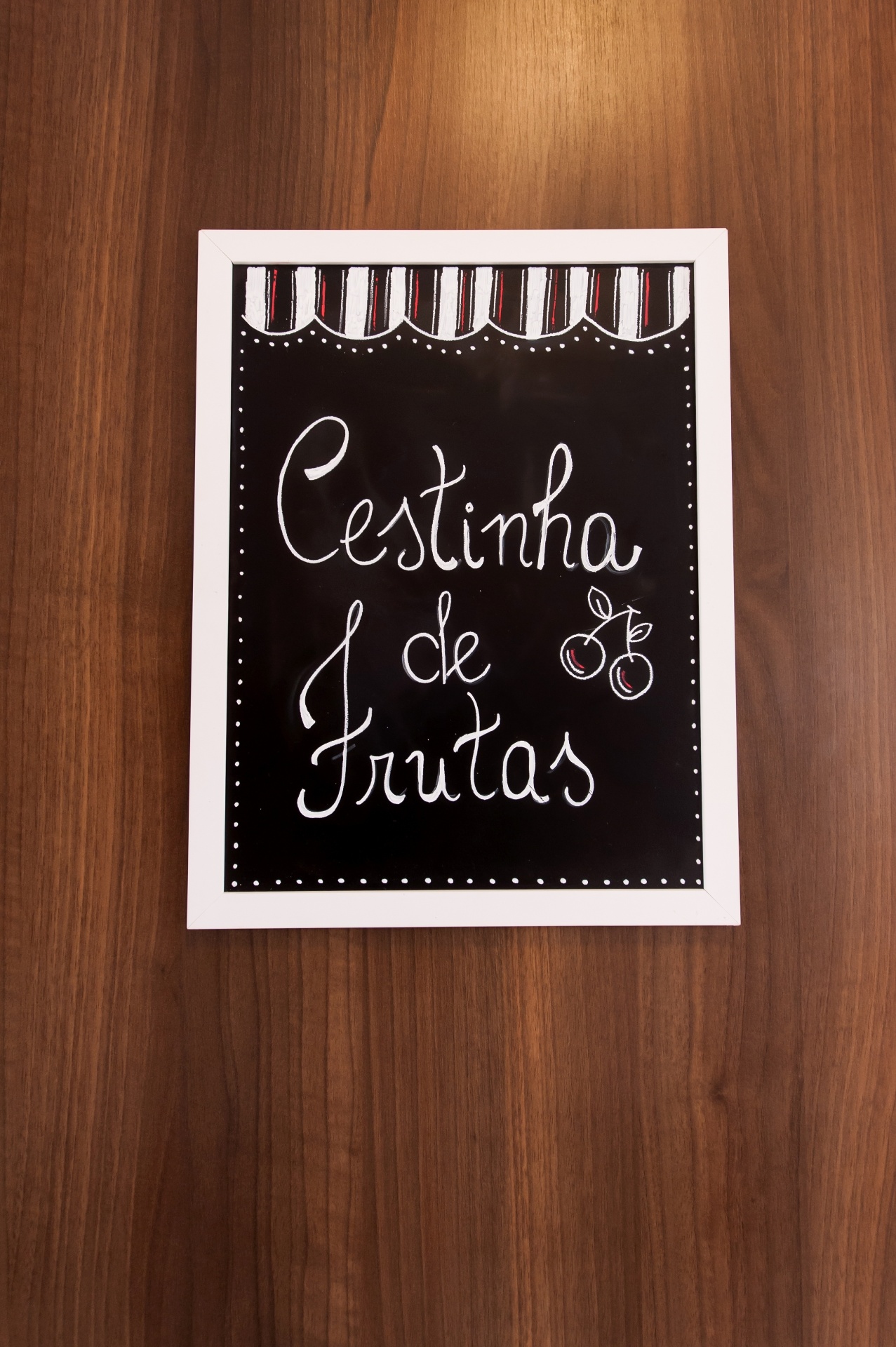 Uma lousa foi pendurada na parede para identificar onde estavam as cestinhas de frutas, na decoração da festa com tema quitandinha, feita por Kelly Pinheiro, da Bella Fiore (www.blogbellafiore.com) - Tarciana Araújo/Divulgação