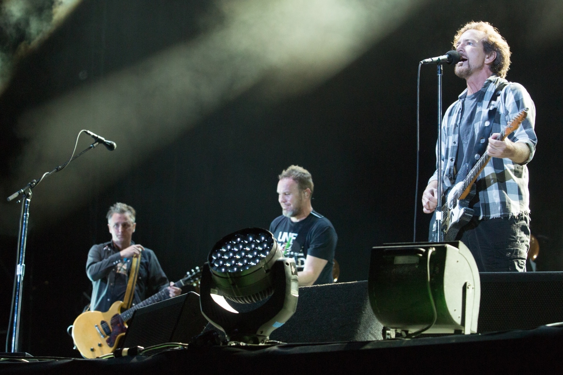 22.nov.2015 - A banda Pearl Jam se apresenta no estádio do Maracanã, no Rio de Janeiro - Marcos Hermes/T4F/Divulgação