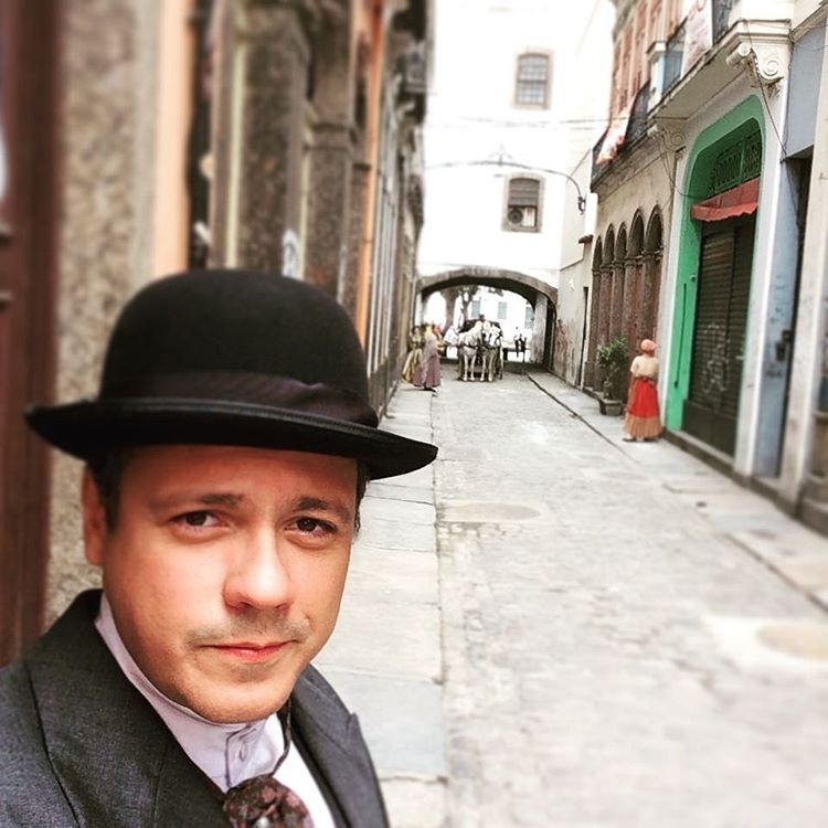 22.nov.2015 - Danton Mello grava no centro histórico do Rio de Janeiro para a terceira temporada de "Tá no Ar: a TV na TV": "De volta ao final do século 19", escreveu o ator em seu perfil no Instagram - Reprodução/Instagram/dantonmello