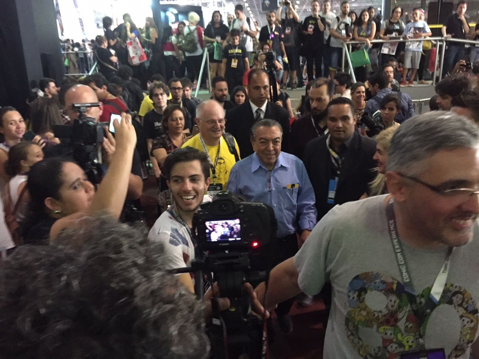 4.dez.2015 - Mauricio de Sousa chega ao Centro de Exposições São Paulo Expo para a Comic Con Experience e é seguido por multidão. - Felipe Branco Cruz/UOL