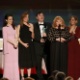 Lesley Nicol fala ao microfone com elenco de "Downton Abbey" no SAG Awards 2016 - Lucy Nicholson/Reuters