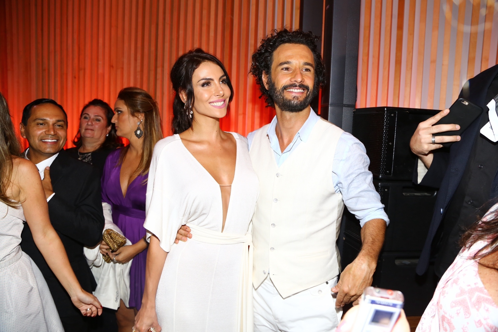 7.mar.2016 - Rodrigo Santoro vai à festa de "Velho Chico" com a namorada, Mel Fronckowiak. Eles estão juntos desde 2013, e Mel diz que não sente ciúmes das cenas de sexo que ele faz na novela. "Faz parte. Se eu tivesse um marido médico, várias noites por semana ele teria plantões, e se o meu marido é ator, eu espero que ele represente bem. Tranquilo" - Agnews