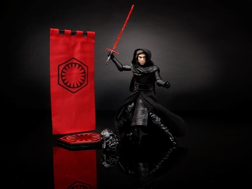 Edição especial de boneco do personagem Kylo Ren, de "Star Wars: O Despertar da Força", que estará à venda exclusivamente na San Diego Comic-Con 2016 - Divulgação
