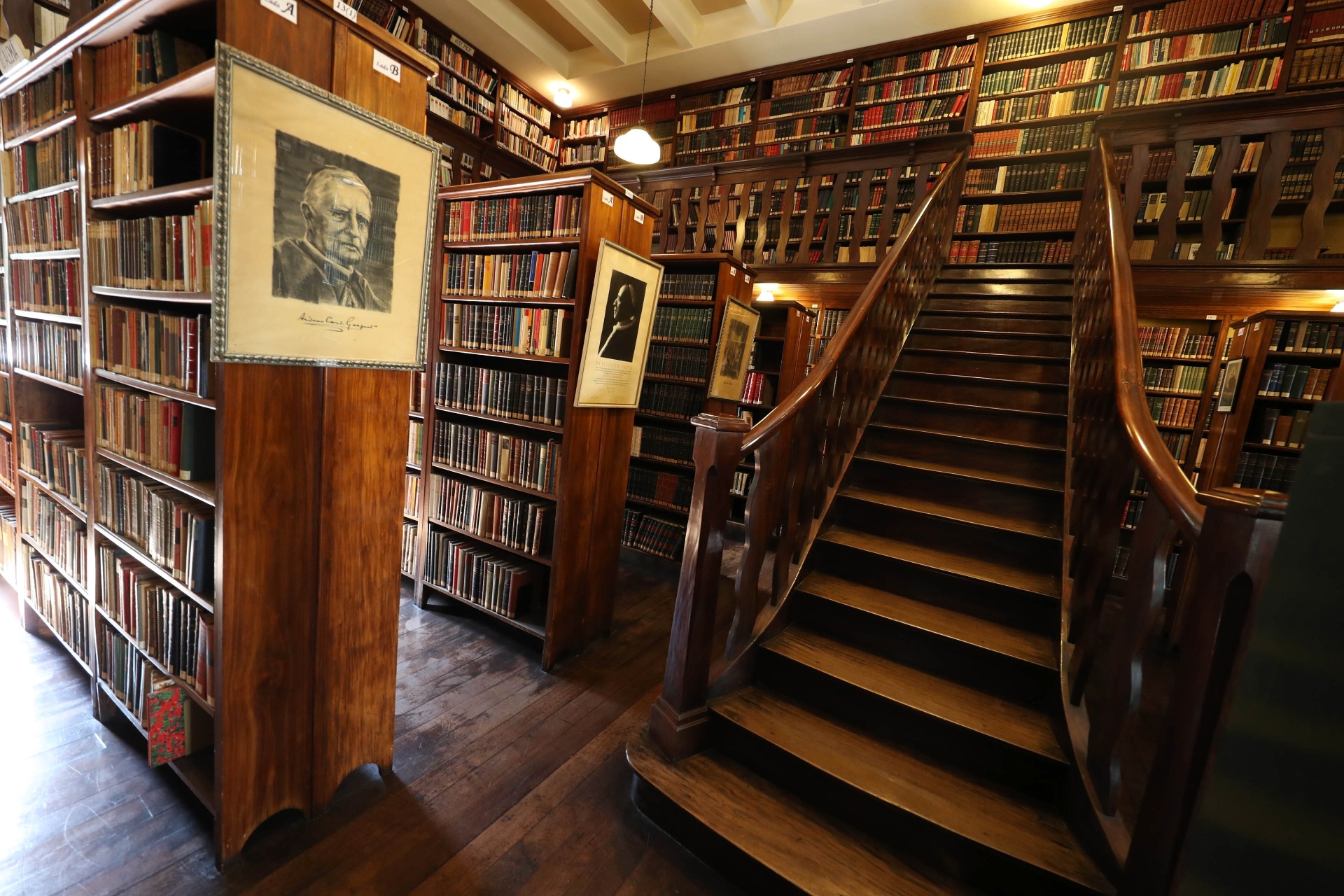 A biblioteca no Mosteiro de São Bento que é a mais antiga de São Paulo e conserva 115 mil volumes - Junior Lago/UOL