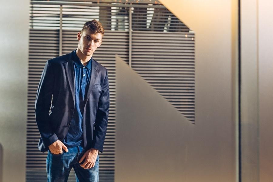 6 maneiras de deixar o look social masculino mais informal - Polo, jeans e paletó - Gabriel Quintão/UOL