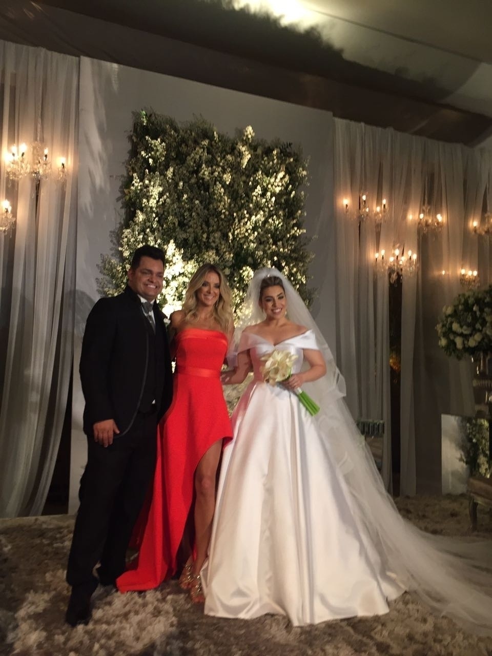 18.out.2016 - Os noivos posam para fotos com Ticiane Pireita. Segundo Naiara Azevedo, foi Rafael Cabral que ficou encarregado dos preparativos da festa. ?Ele foi preparando enquanto eu estava viajando. É o primeiro casamento que o noivo escolhe tudo, né? Porque geralmente ele é o fantoche da festa. Só escolhe o uísque", disse a cantora - Divulgação