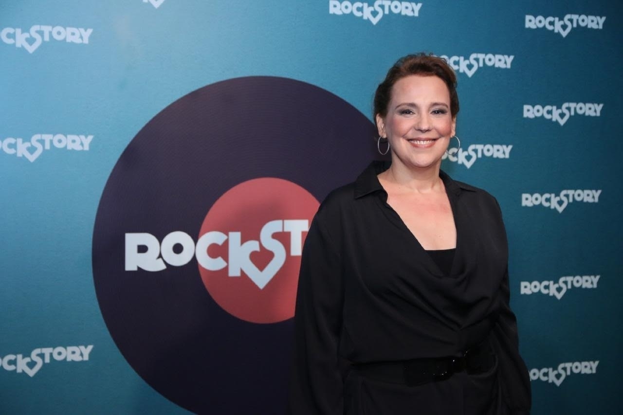 31.out.2016 - A atriz Ana Beatriz Nogueira posa para fotos ao chegar à festa de lançamento da novela "Rock Story" - AgNews