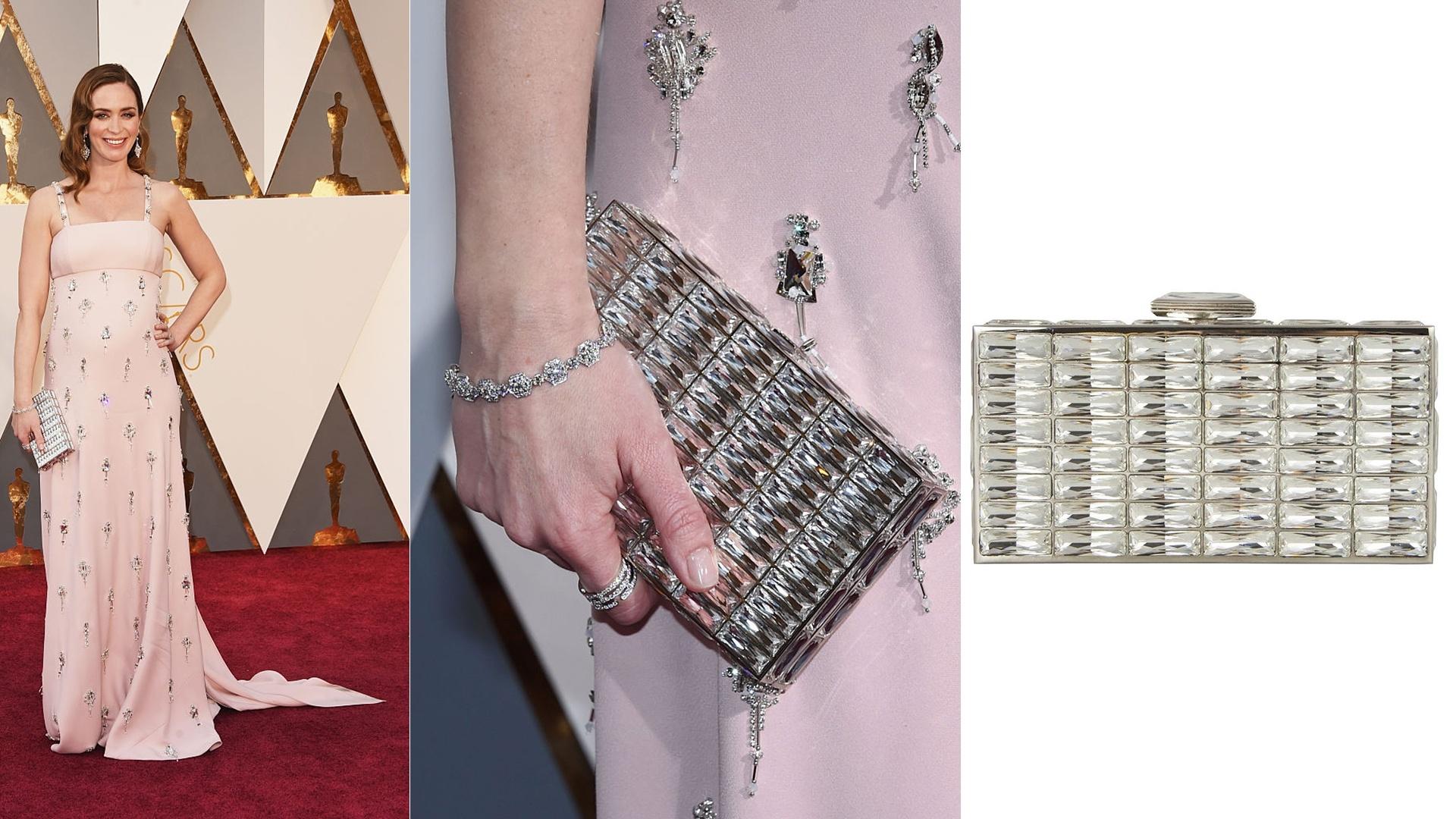 Emily Blunt, dos longas "O Diabo Veste Prada" e "Sicario", atravessou o tapete vermelho do Oscar empunhando uma clutch Duchesse. A bolsinha cravejada de pedras semi preciosas é uma criação da designer Judith Leiber (judithleiber.com). Para ter uma, você vai ter que desembolsar US$ 2.995 ou pouco mais de R$ 10 mil (cotação do dia 20.dez.2016) - Getty Images/ Divulgação/ Montagem UOL